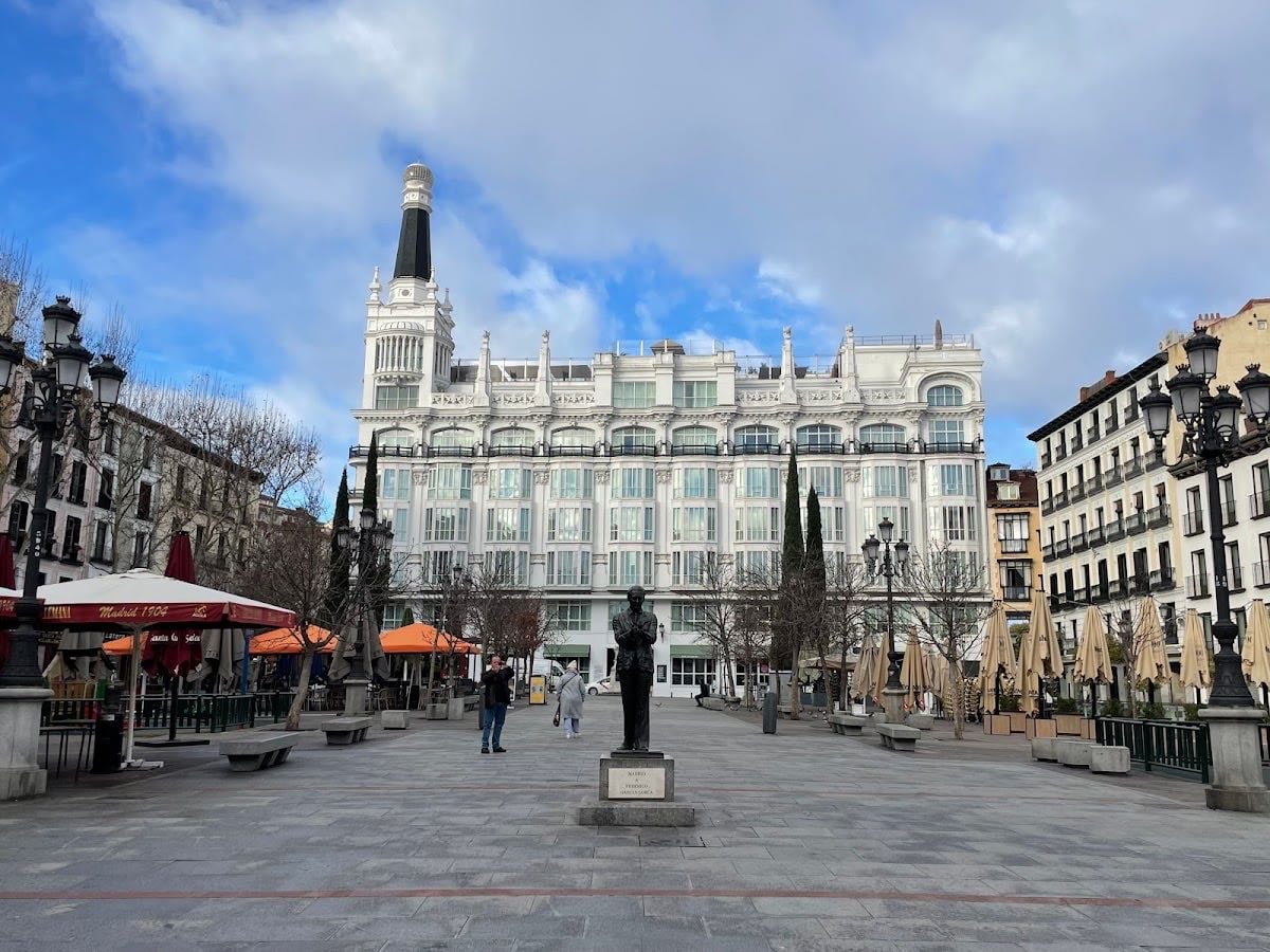 Pl. de Sta. Ana - plaça amb moltes terrasses