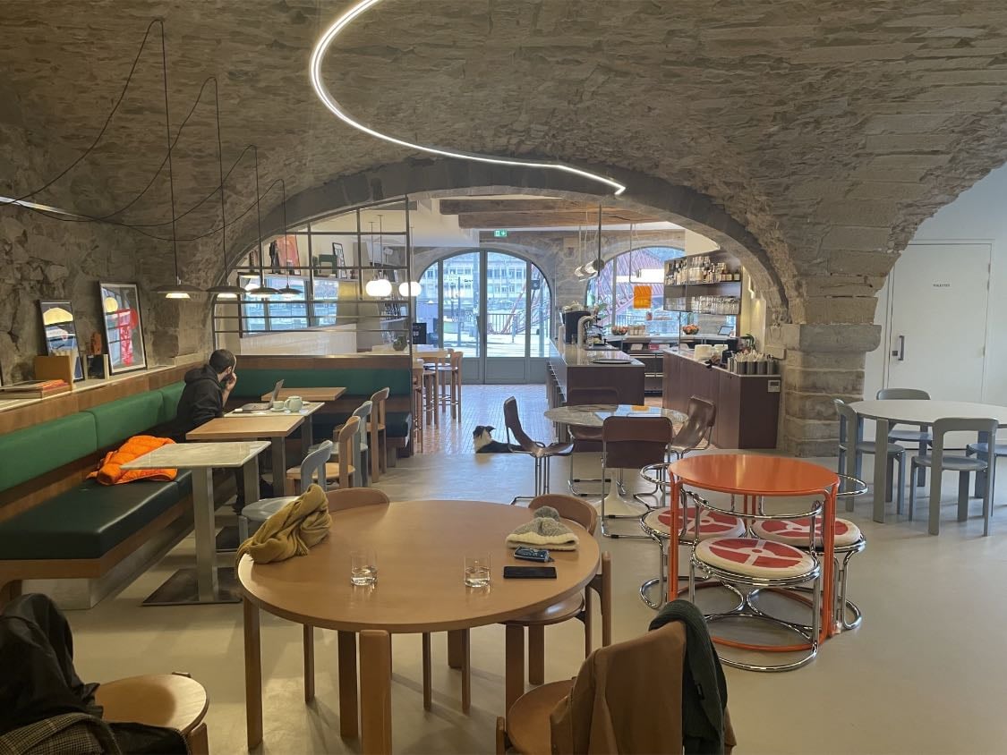 Caillou Café Comptoir - Café-bar dans une grotte, mobilier
design