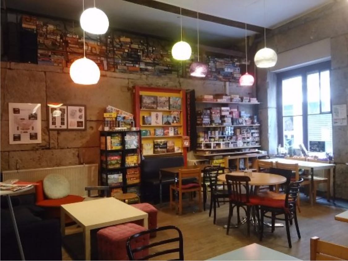 Moi j'm'en fous je triche - Bar à jeux, convivial