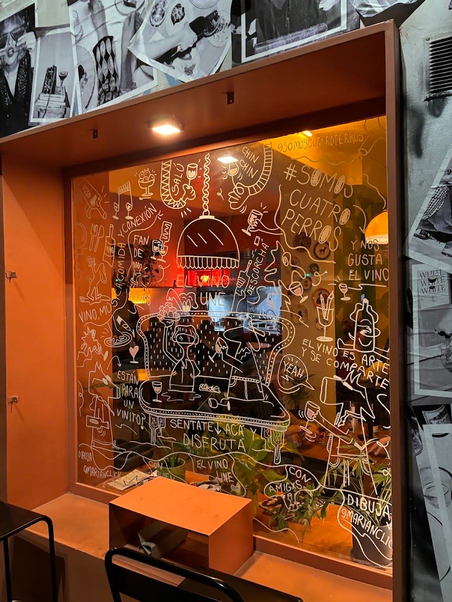 Cuatro Perros Un Livin