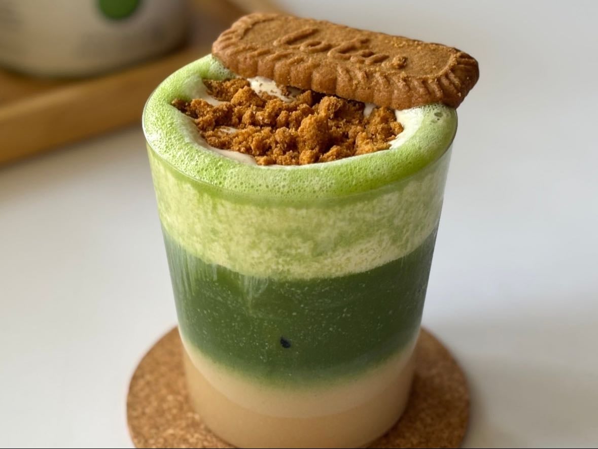 Biscoff Matcha - - 4g matcha
- 40g water
- 100g oatmilk
- Biscoff mix
- 8g Biscoff spread
- 2tbs oatmilk
- Warm up and mix with frother for desired consistency
- Top with cookie