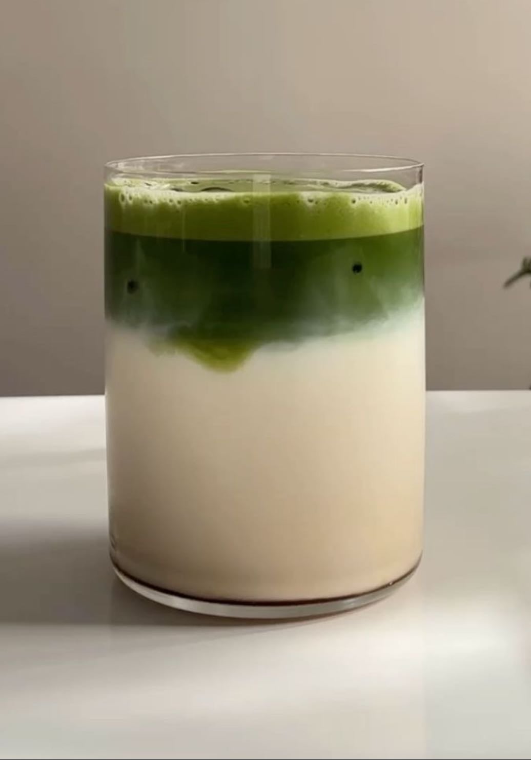 Earl Grey Matcha - - 4g matcha
- 5-10g honey
- 40g hot water
- 40g oat milk
- 90g earl gray