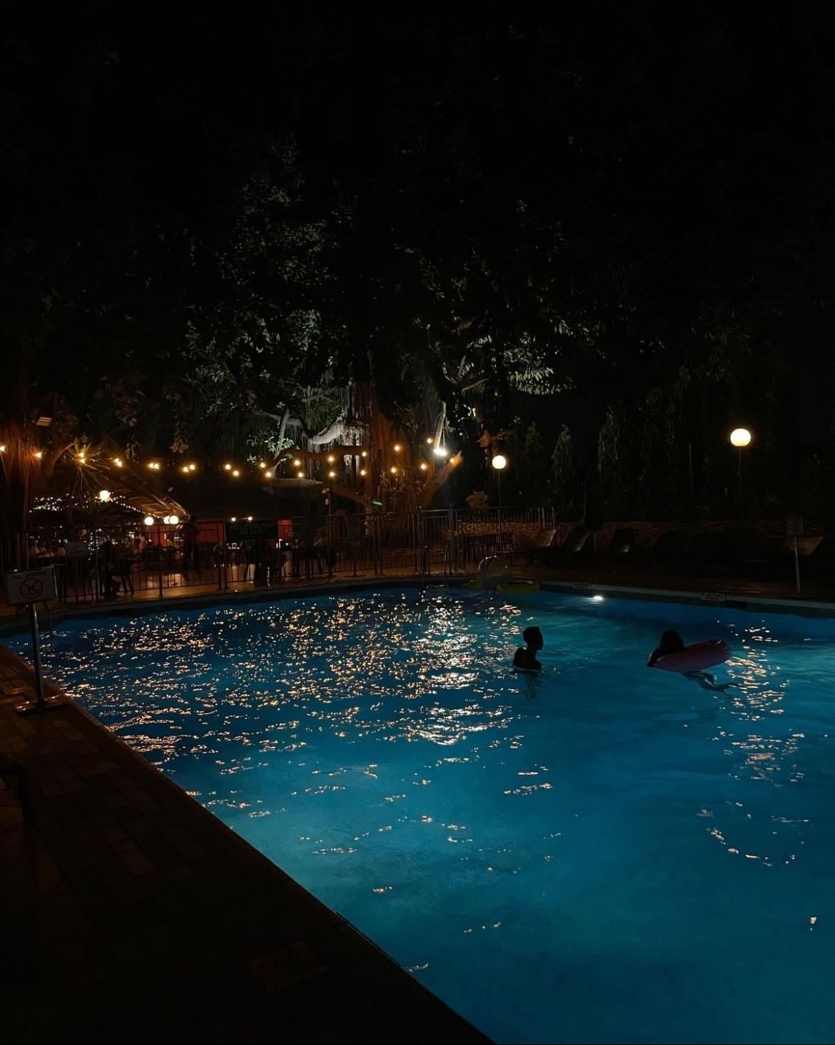 Nadar en la noche