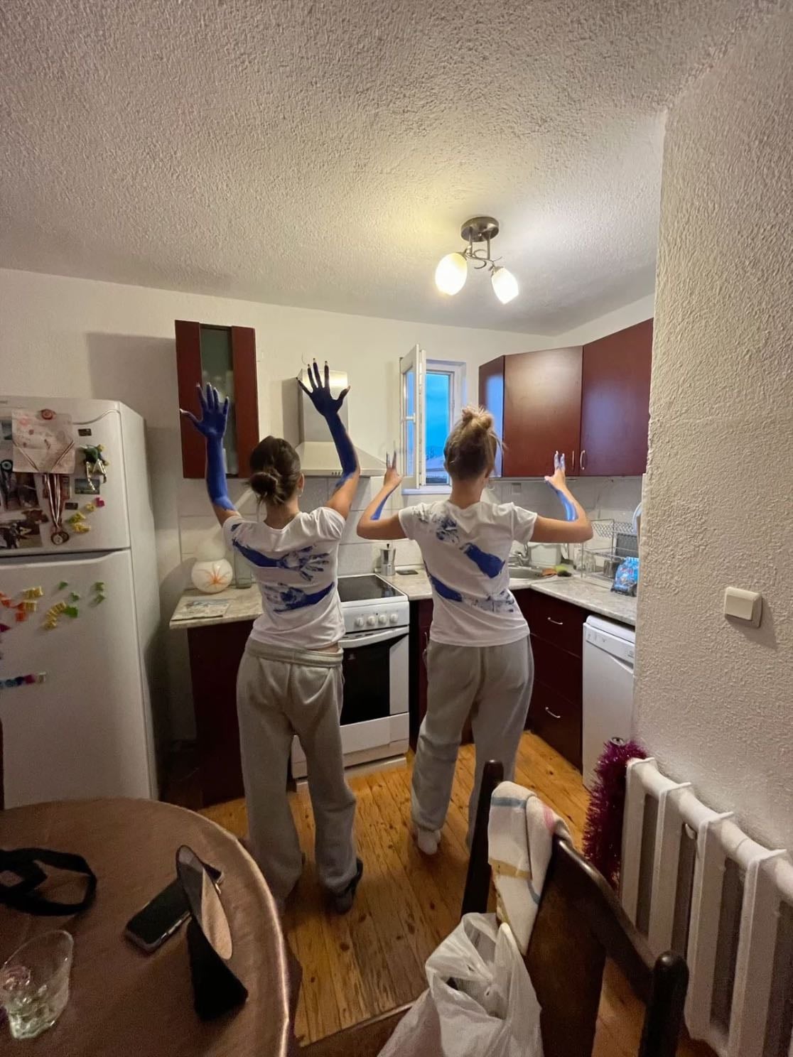 camisas pintadas con pintura y se abrazan