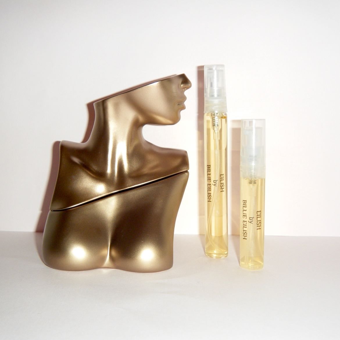 Billie eyelish perfume - the gold one. Dicen que huele fenomenal y sinceramente no espero nada menos de una cool girl.