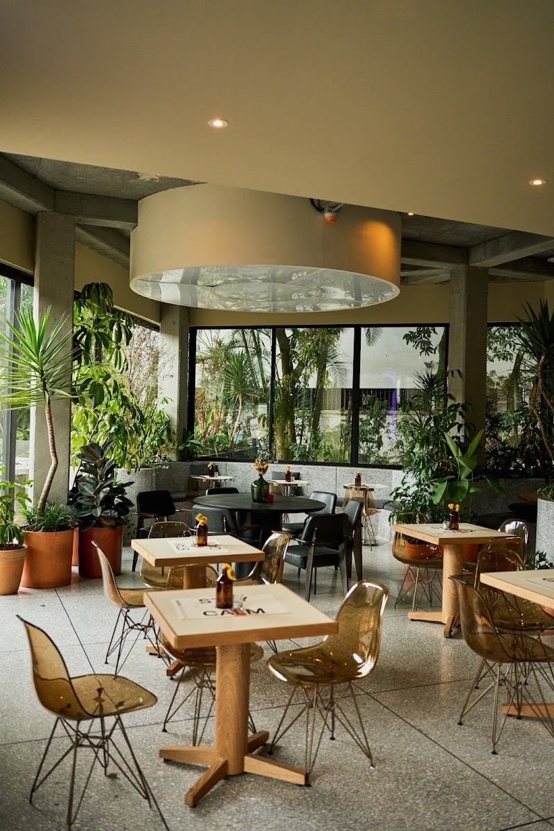 CIEMPIÉS COFFEE & CANTEEN - Café delicioso, comida brutal, buena música y una atención que te hace sentir en casa. Perfecto para trabajar, leer o charlar con amigos en un ambiente relajado y acogedor.