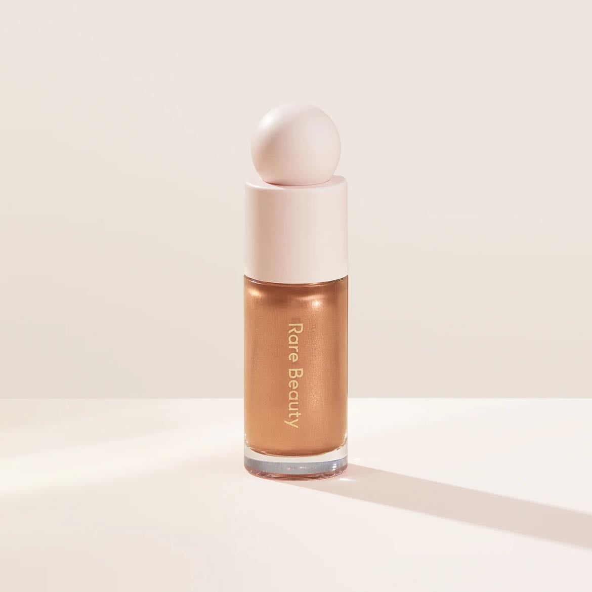 Positive Light Liquid Luminizer - Iluminador líquido súper fluido y con brillitos. Tienen tantísimos tonos diferentes que me compraría todos ♥️