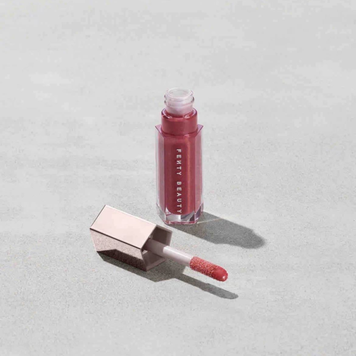 Gloss Bomb Lip Luminizer Fenty Beauty - El tono Riri es un rosita muy natural y el Champ Stamp Fantasy deja un brillito súper lindo