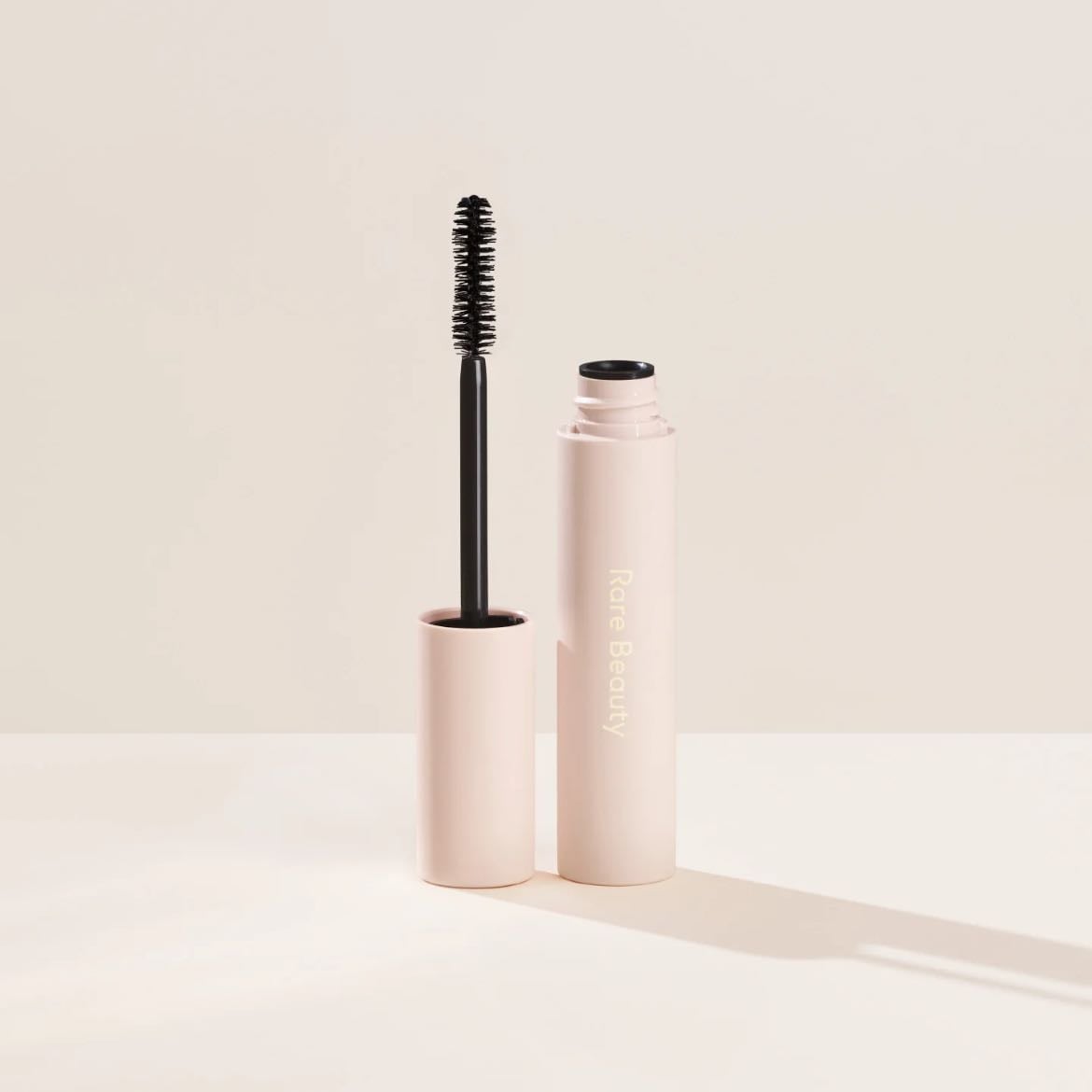Perfect Strokes Universal Volumizing Mascara by Rare Beauty - Lo mejor de dos mundos: más volumen, más largas y más curvas