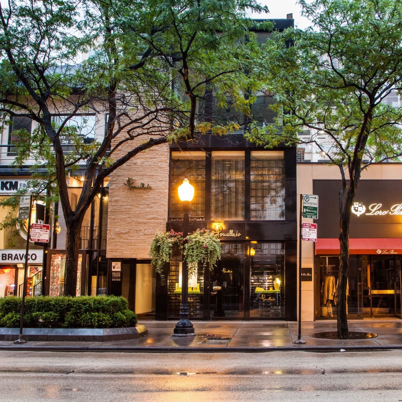 Oak Street Luxury Shops - Steps away from Michigan Avenue