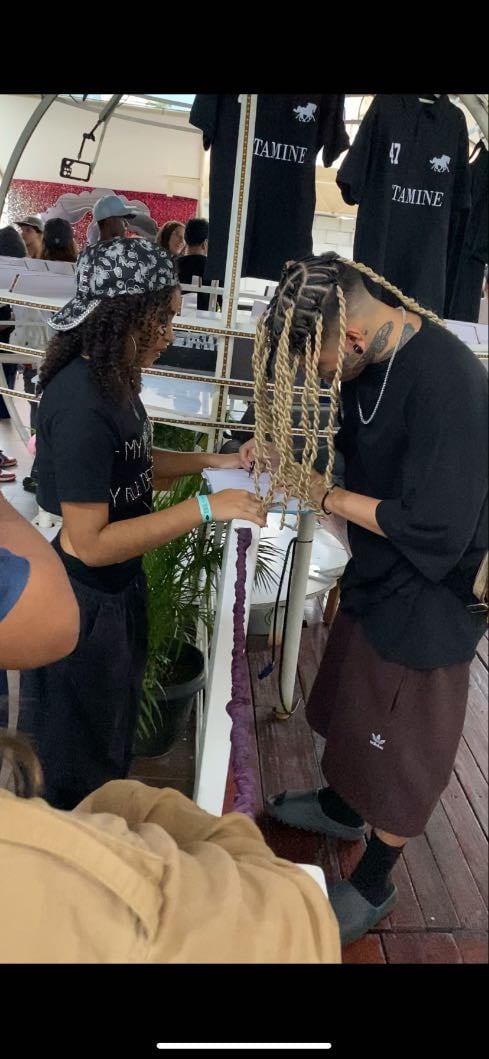 me firmo para hacerme un tattoo - cuando supe que lo iba a ver sabia que debía aprovechar mi oportunidad y pedirle que escribiera algo para tatuármelo