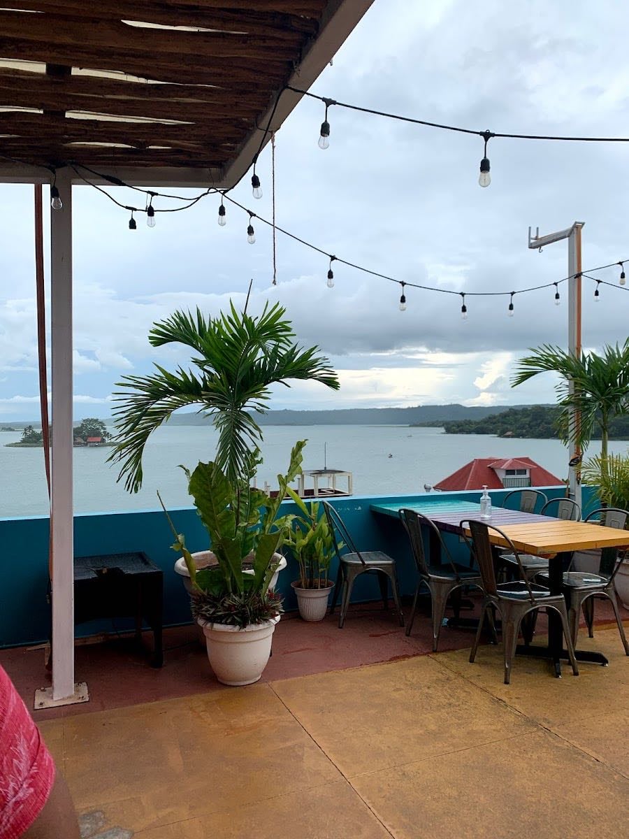 Mangos Bar - Resto bar con una increíble vista de la isla de flores y deliciosas bebidas