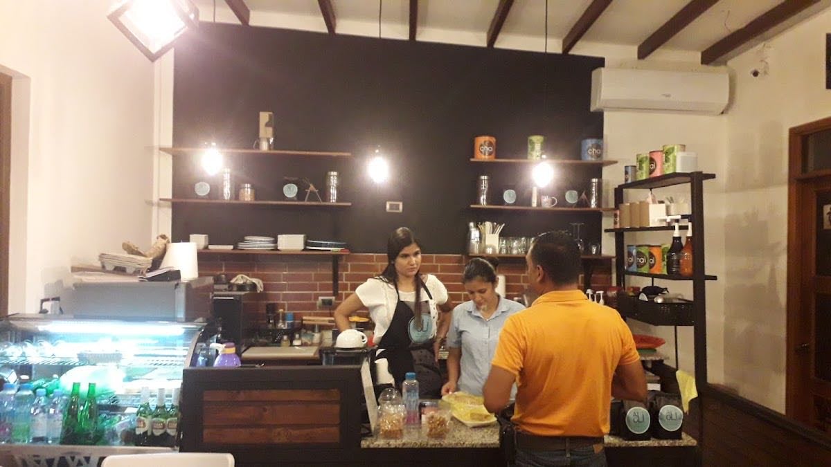 Alioli - Tanto esta cafetería como la otra en la isla de flores son muy lindas, cafés y postres muy ricos.
