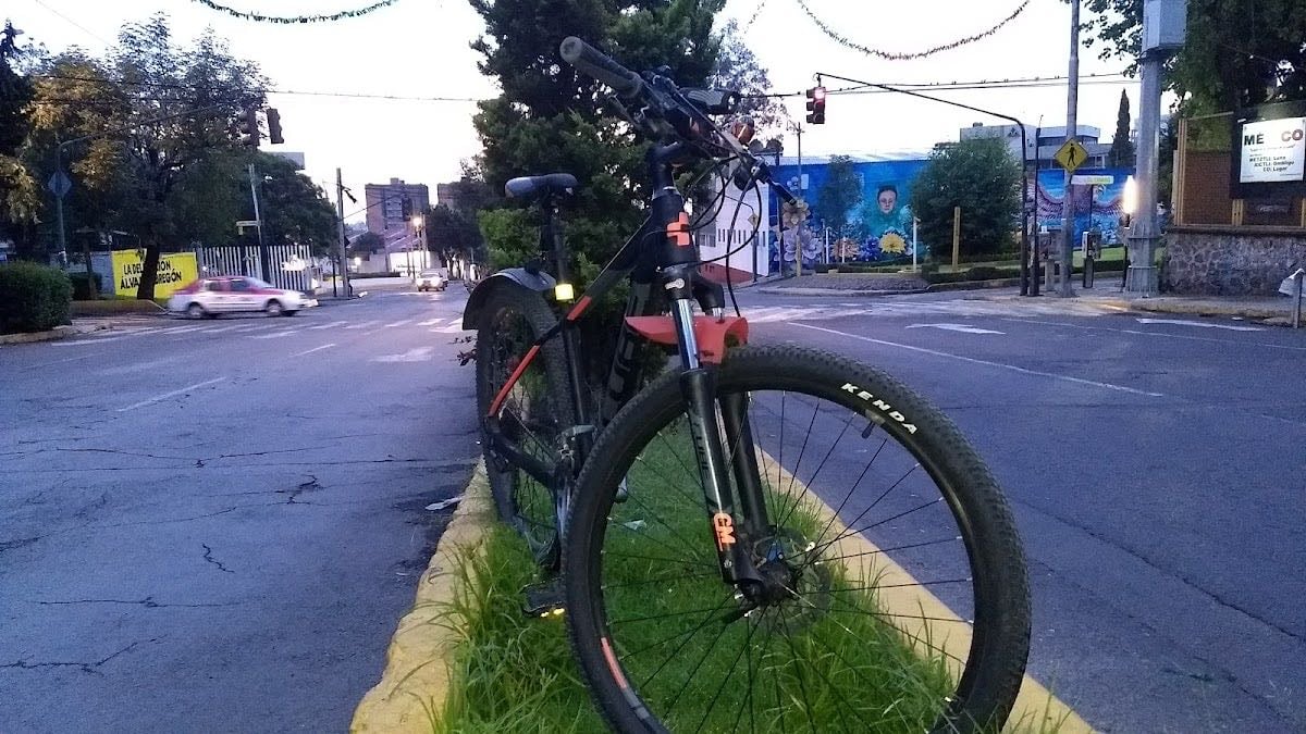 Calle 10 - lululemon ( frente a la gasolinera, tocar en la puerta azul)
