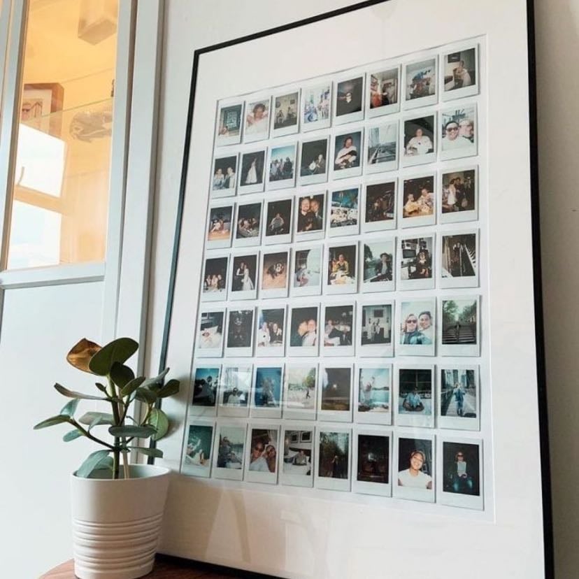 Cuadros con fotos para la pared - Puedes recopilar varias fotos que tengas con esa persona y acomodarlas bonito para luego enmarcarlas