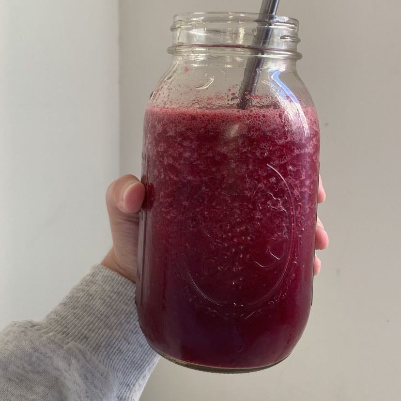 Betabel - Ingredientes: 1 betabel (remolacha) pequeño, pelado y picado. 1 taza de fresas frescas, lavadas y sin tallo. 1 puñado de espinacas o kale (para el toque verde). 1 pepino pequeño, pelado y picado (opcional, para suavizar el sabor). 1 manzana verde (opcional, para un toque dulce natural). Jugo de 1 limón (para balancear los sabores). 1 vaso de agua o agua de coco (ajusta la cantidad según la consistencia que prefieras). Un pedacito de jengibre (opcional, para darle un toque fresco y beneficios digestivos).