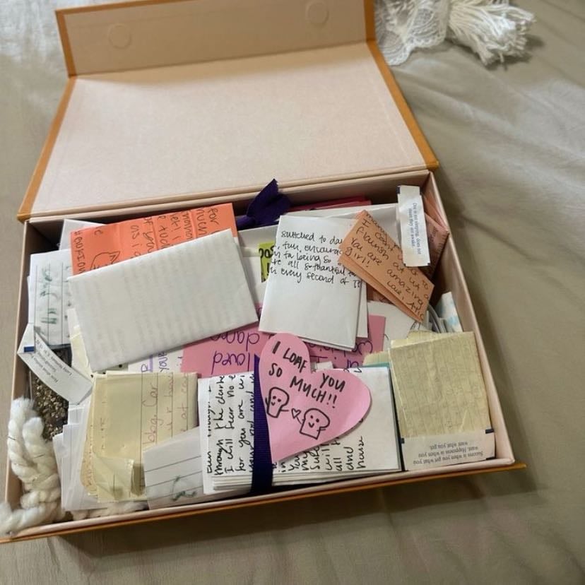 Memory box - Juntar fotos, cartas, stickers, o objetos con un valor simbólico para el que lo va a recibir