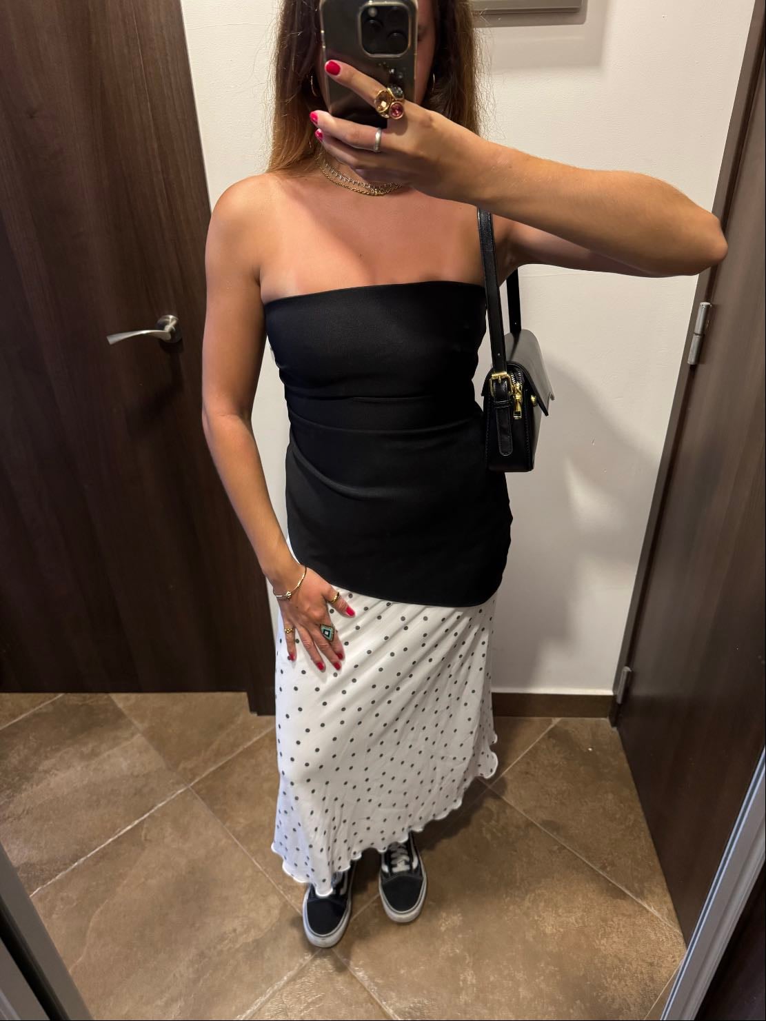 Black & White⚫️🤍 - top negro ajustado estilo strapless + falda midi blanca con estampado de lunares negros + vans negras + bolso negro