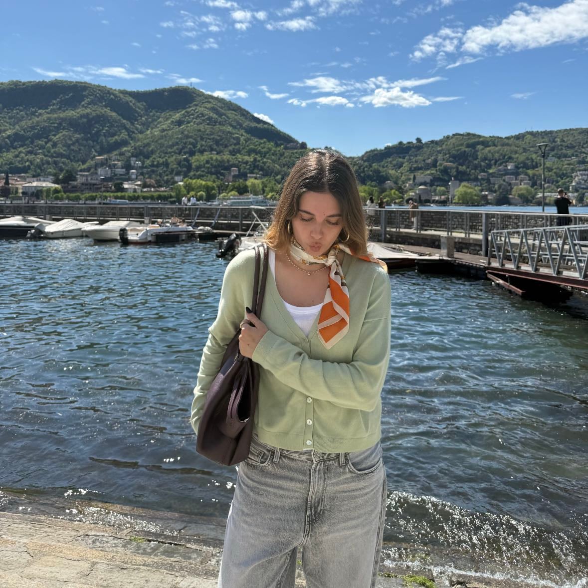 Spring Light Layers🌱 - cárdigan verde menta + baggy jeans grises + camiseta de tirantes blanca + bolso marrón + foulard vintage