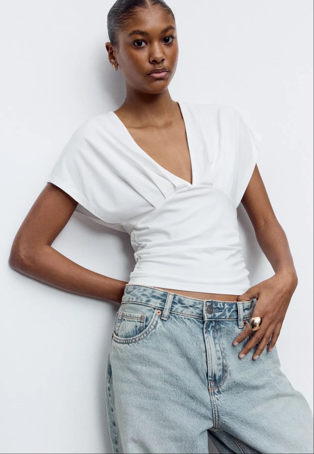 CAMISETA ESCOTE PICO FAJIN - Stradivarius