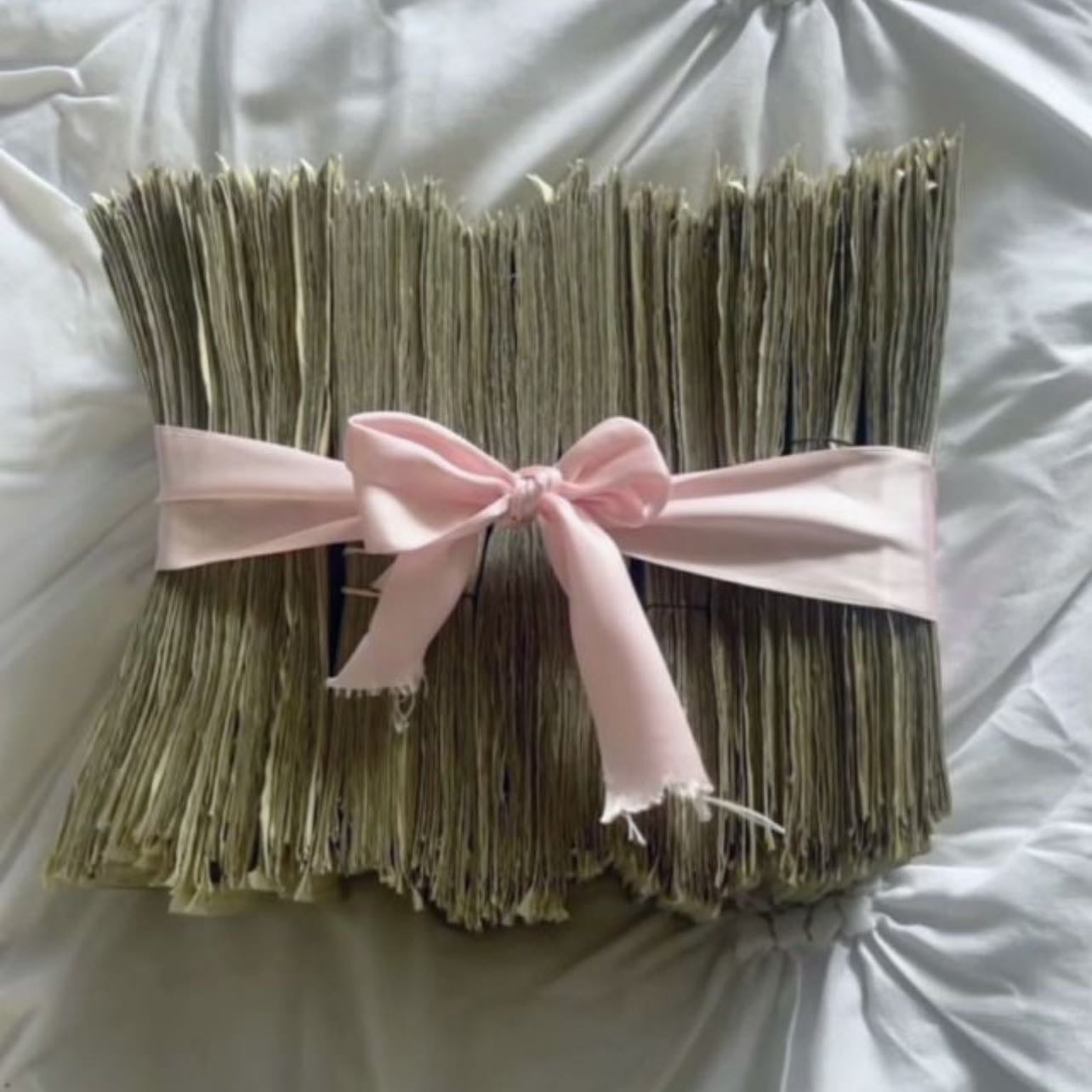 Economía💸 - Nos encanta tener dinero para comprar, viajar y disfrutar, amamos al dinero pero no olvides que no debes de comprar más de lo que en realidad necesitas, tampoco temas gastar en ti, al final recordarás las experiencias, no cuánto te costaron.