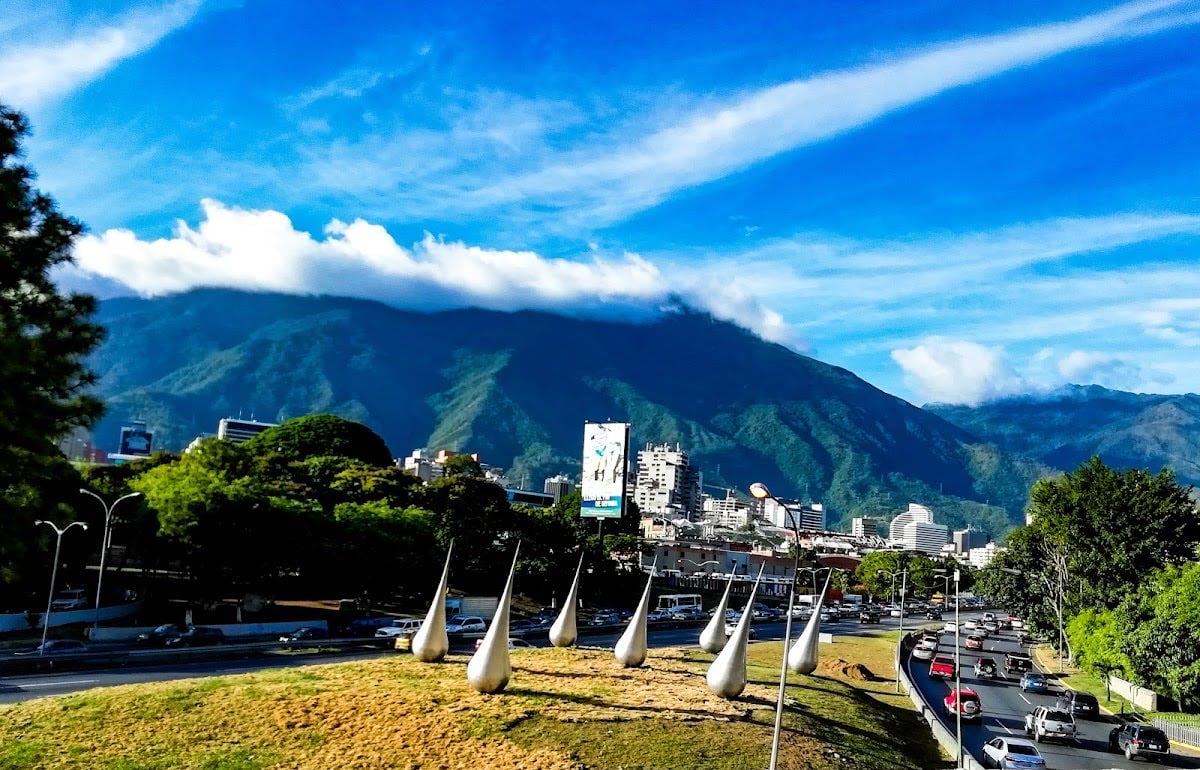 Un fragmento de lluvia para Caracas, de Carlos Medina