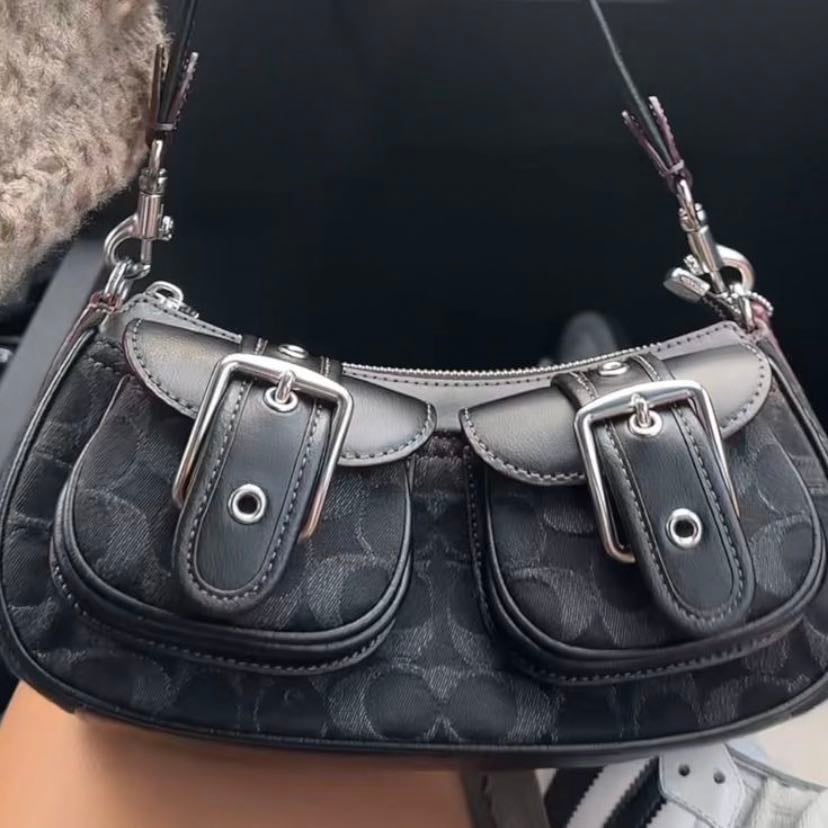 tener más bolsos