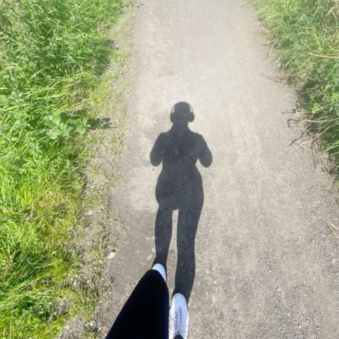 Salir a caminar 🚶♀️ - Yo creo que es donde más tengo un diálogo interno y platico mucho conmigo misma de una manera sana