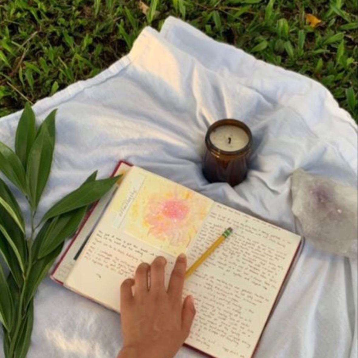 Escribir - Escribir me ayuda a soltar un poco el mundo exterior y ver cómo está mi mundo interior 🙂↔️