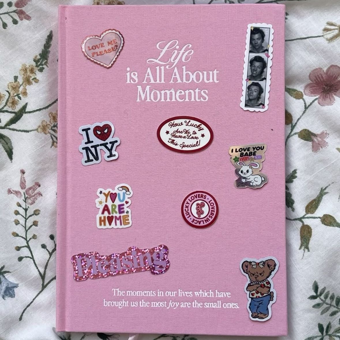 Libreta de recuerdos - Puede ser tipo scrapbook con muchas cosas que te recuerden a esa persona y es un detalle súper especial ✨