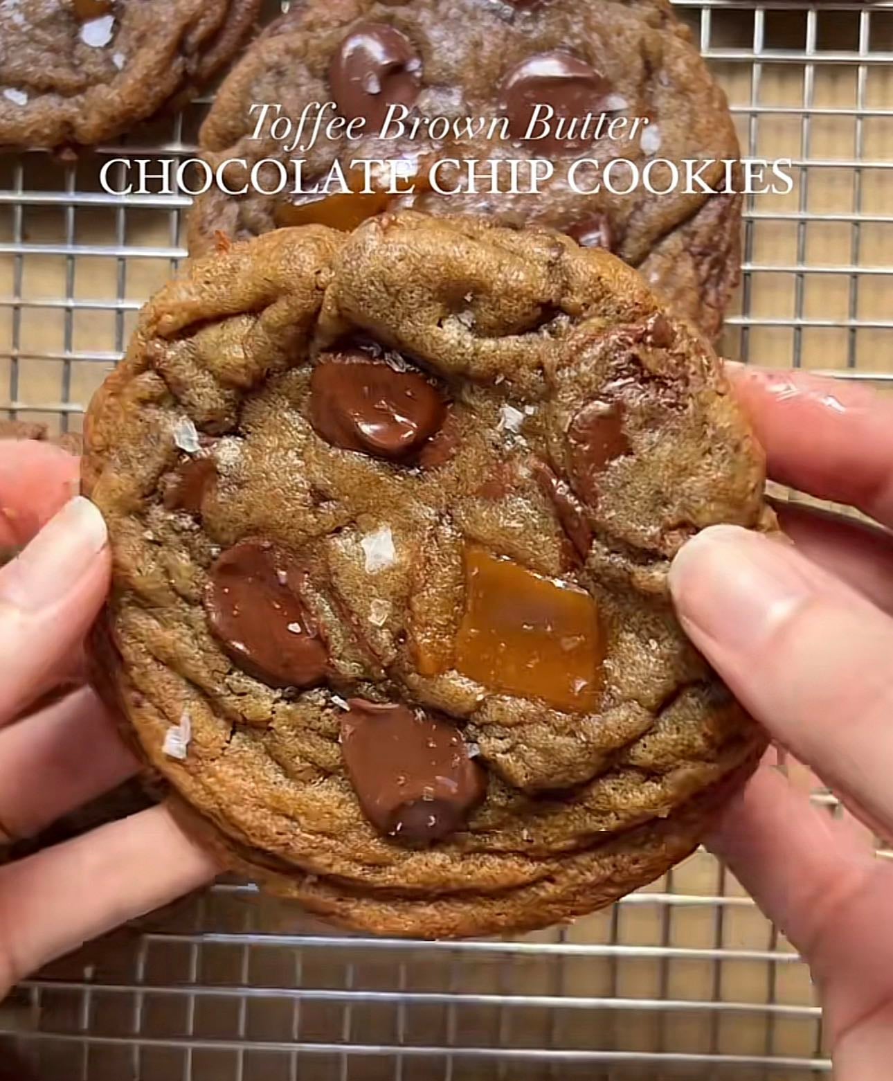 toffee brown butter chocolate chip cookies - @happytocakeit