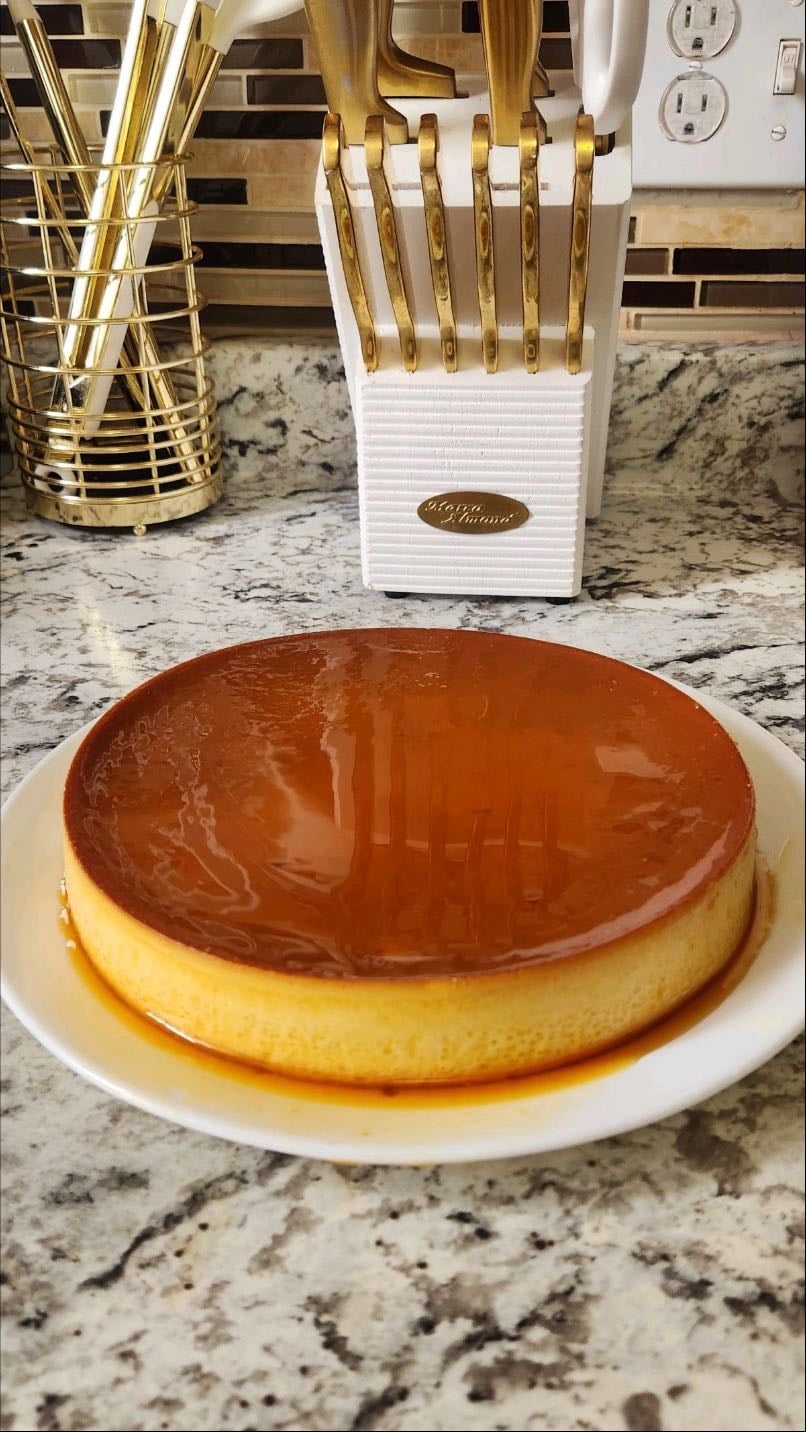 Flan napolitano - Ingredientes: derretir una taza de azúcar para el caramelo. Para el flan de ocupa 1 barra de Philadelphia, 1 lata leche condensada, 1 lata de leche evaporada, 5 huevos y un chorrito de vainilla