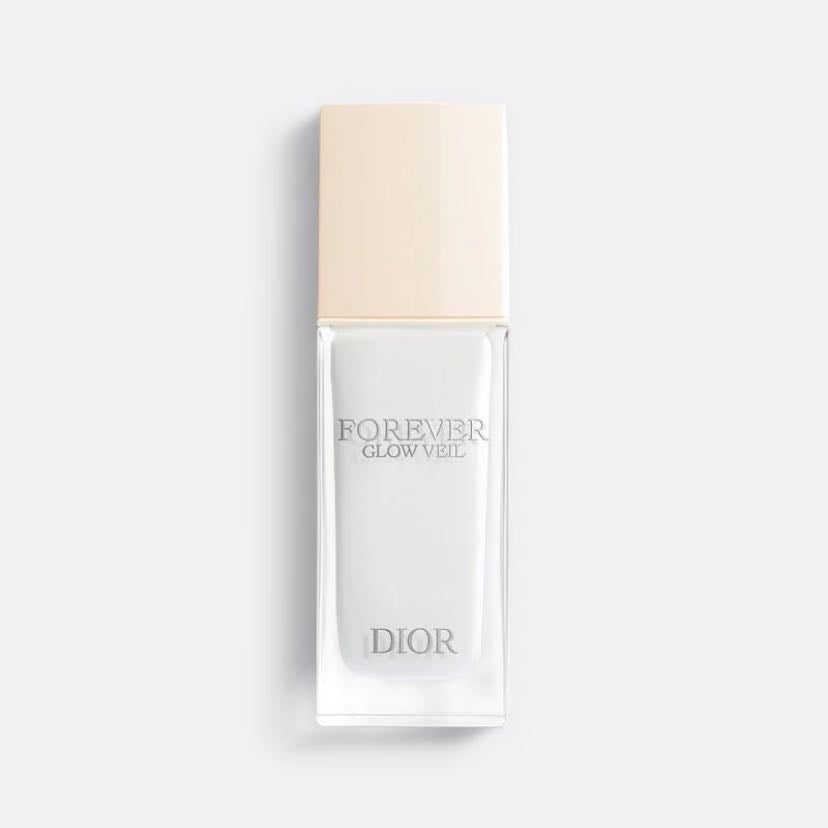 Dior Glow Primer - Adoro Dior pero este primer NO lo recomiendo, por mucho que me deje la piel glowy y hermosa, me salieron granitos y tiene fragancia, por lo que a mi piel sensible le sienta mal, además de que hace efecto peeling si llevas protector solar o base.