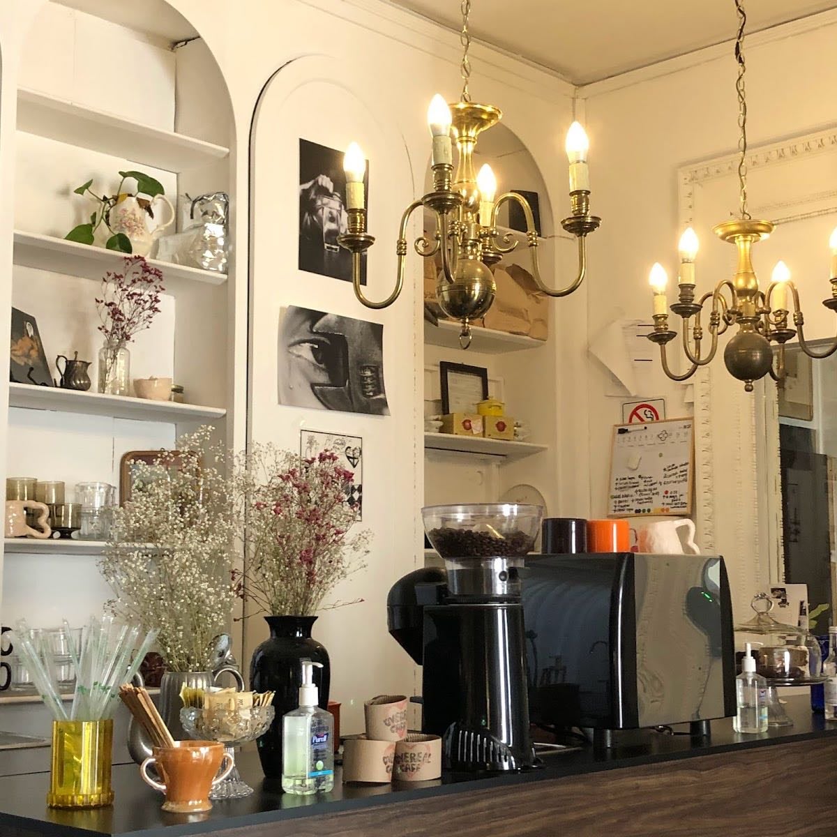 Overeal Cafe y Vintage - café