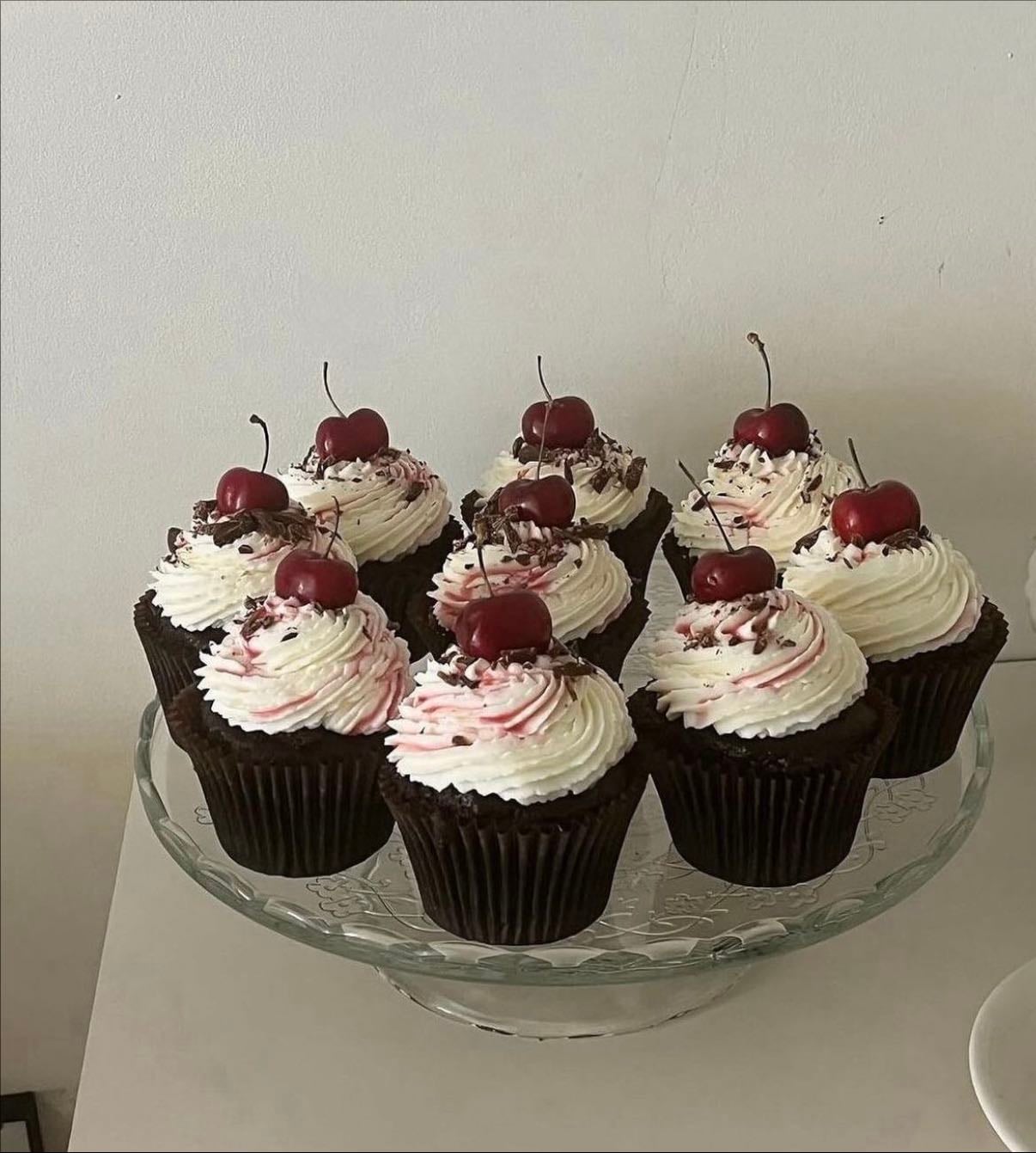 decorate cupcakes