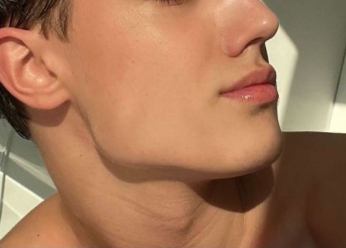 Defined jawline - πβ.Λ