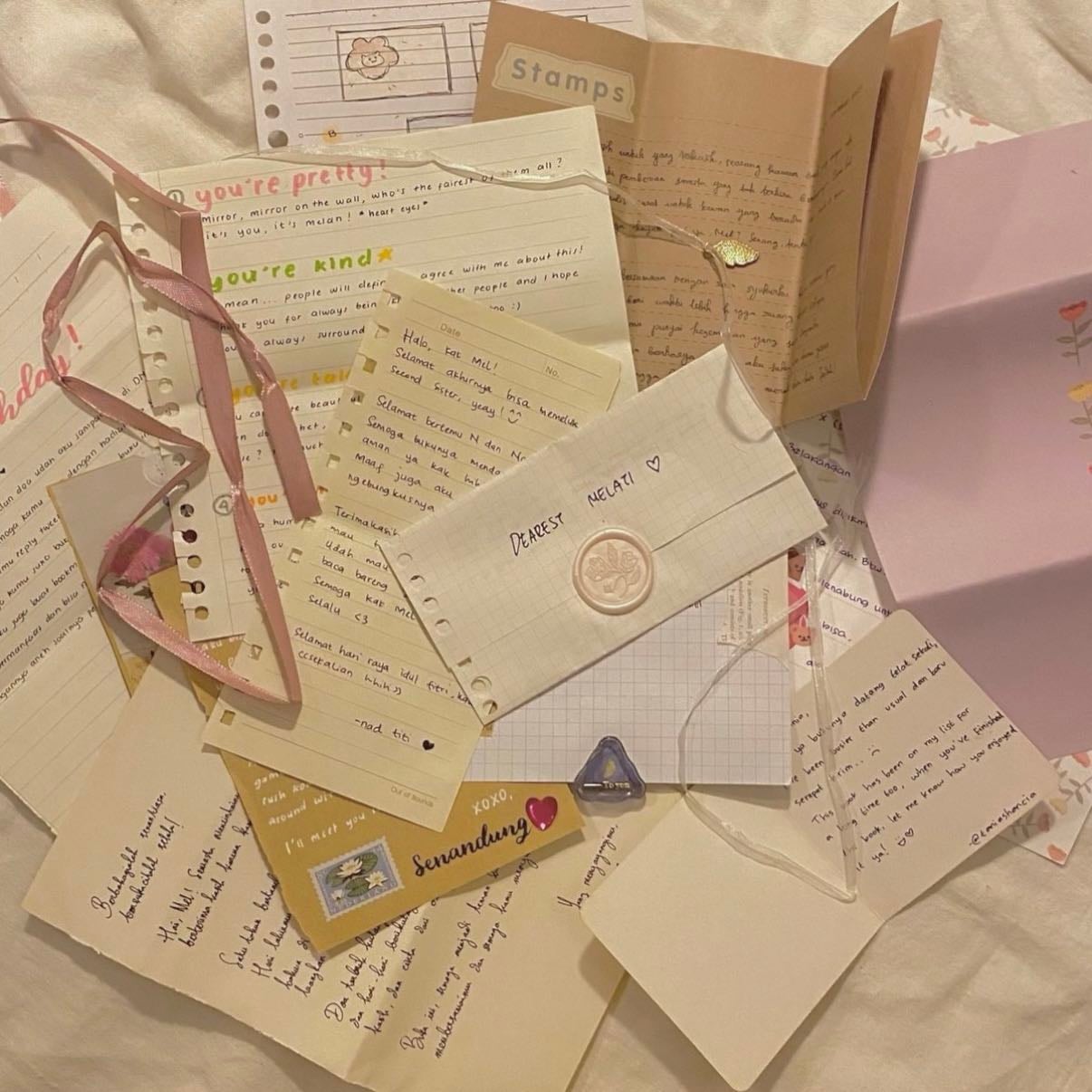 write compliments and randomly scatter them