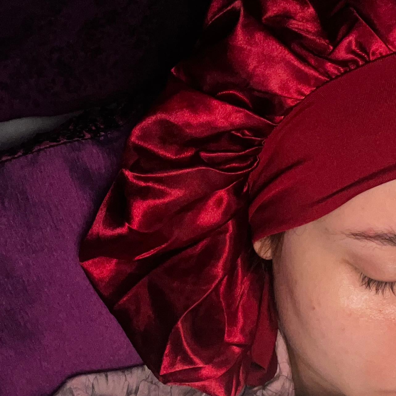 4. Gorro para dormir - Poner un gorro de seda para evitar que el cabello se enrede