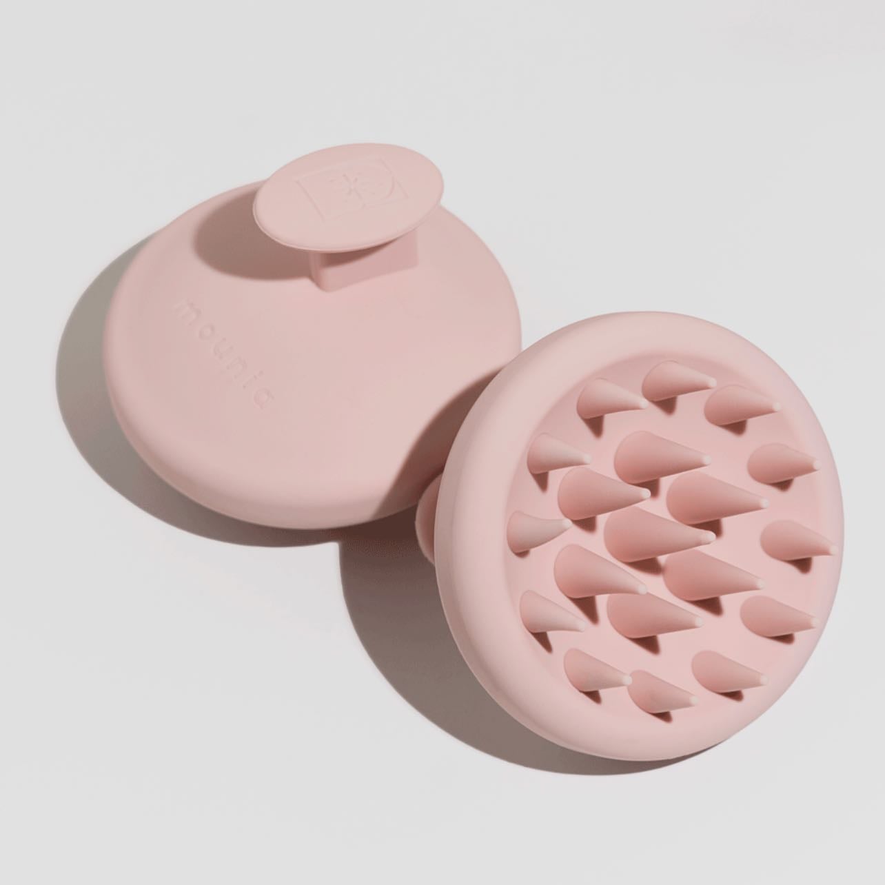 3. Distribuir el aceite - Masajear con un scalp massager el aceite por toda la raíz