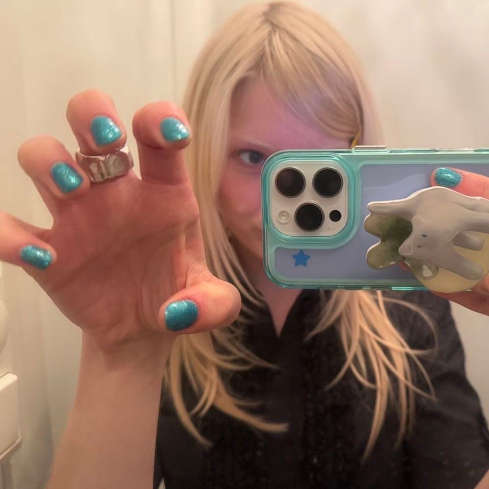 Uñas con colores poco comunes <33