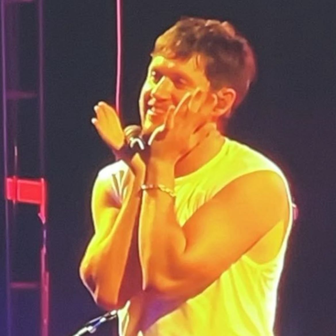 Welcome to the show live on tour lovers I am your host Mr.niall horan