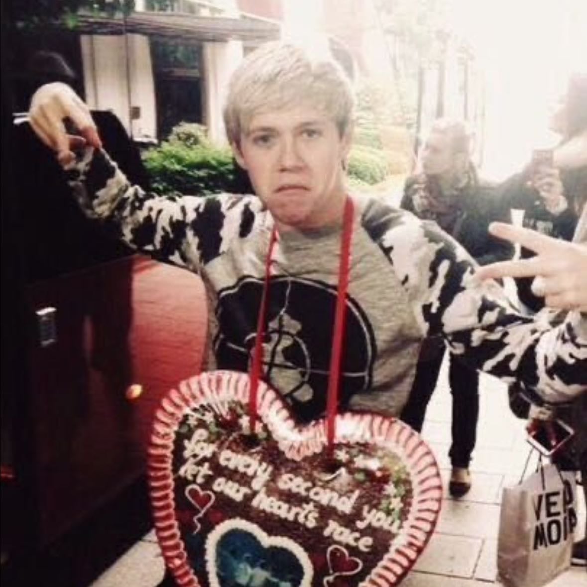 very drippy - hes throwing gang signs (also this is prolly my favorite photo of Niall EVER)
