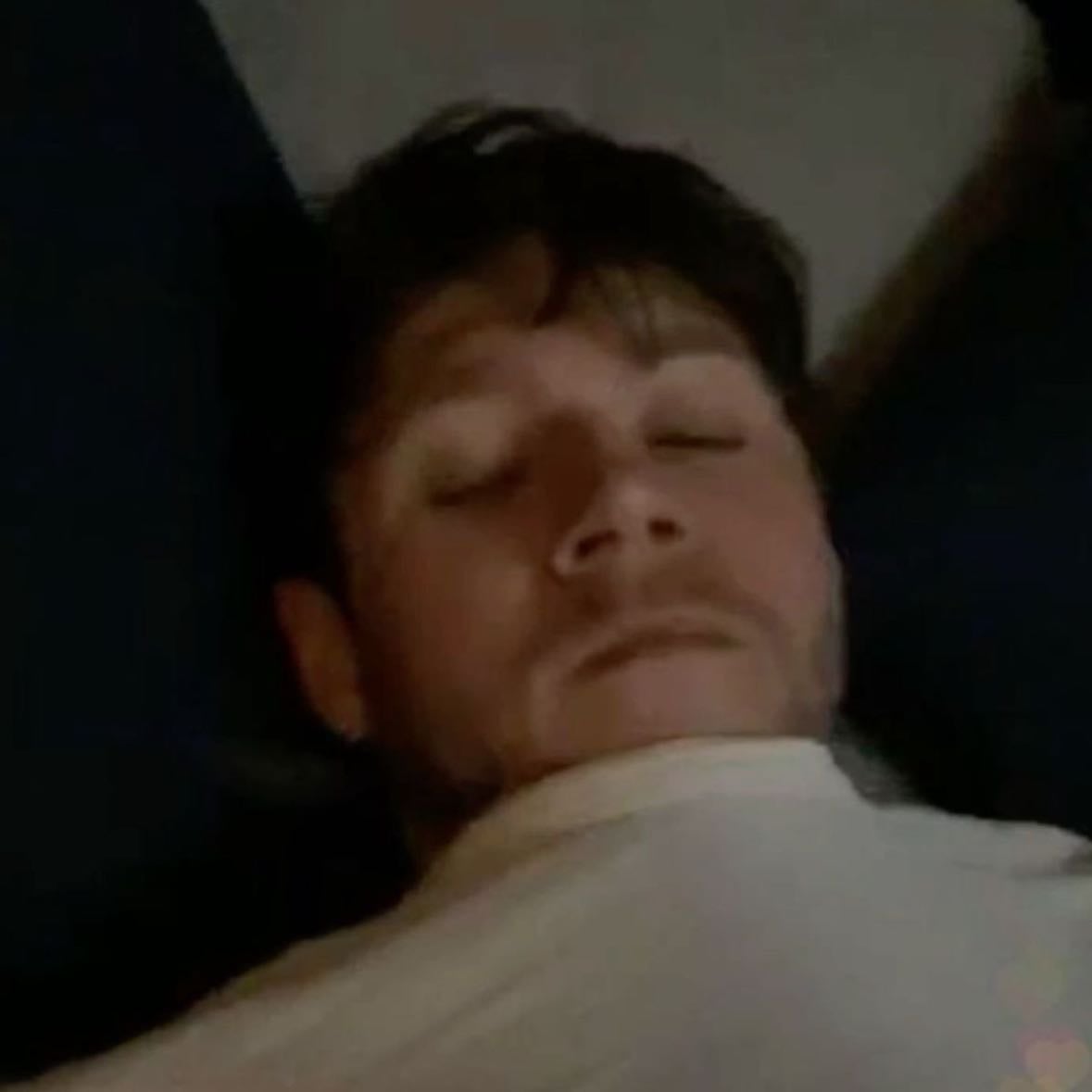 sleepy Niall - BAHAHAHA I CANT I LOVE THIS PHOTO SO MUCH ITS MY FAVORITE THING EVE