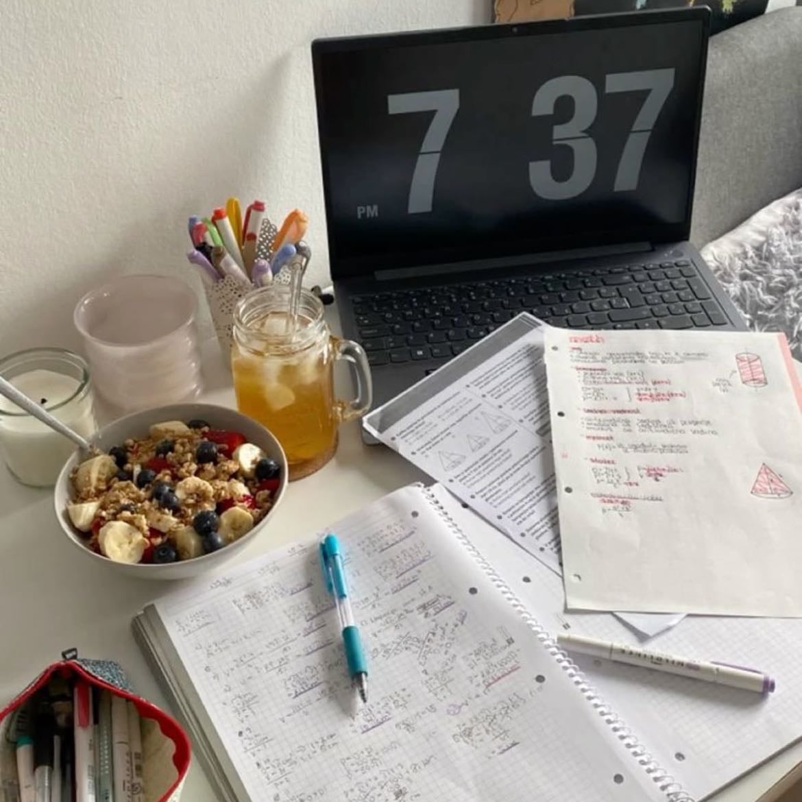 Estudia - Aunque no sea lo más divertido, estarás más tranquila cuando lleguen los exámenes