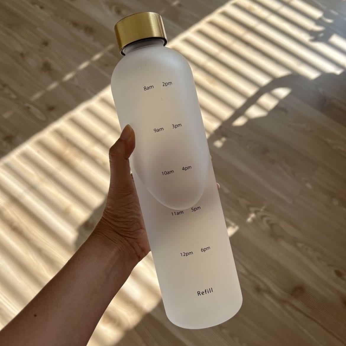 Bebe mucha mucha agua - Beber agua es clave para bajar de peso porque ayuda a controlar el hambre, acelera el metabolismo y evita la retención de líquidos. Muchas veces creemos que tenemos hambre, pero en realidad solo necesitamos hidratarnos. Si tomas suficiente agua, tu cuerpo funcionará mejor y te sentirás con más energía