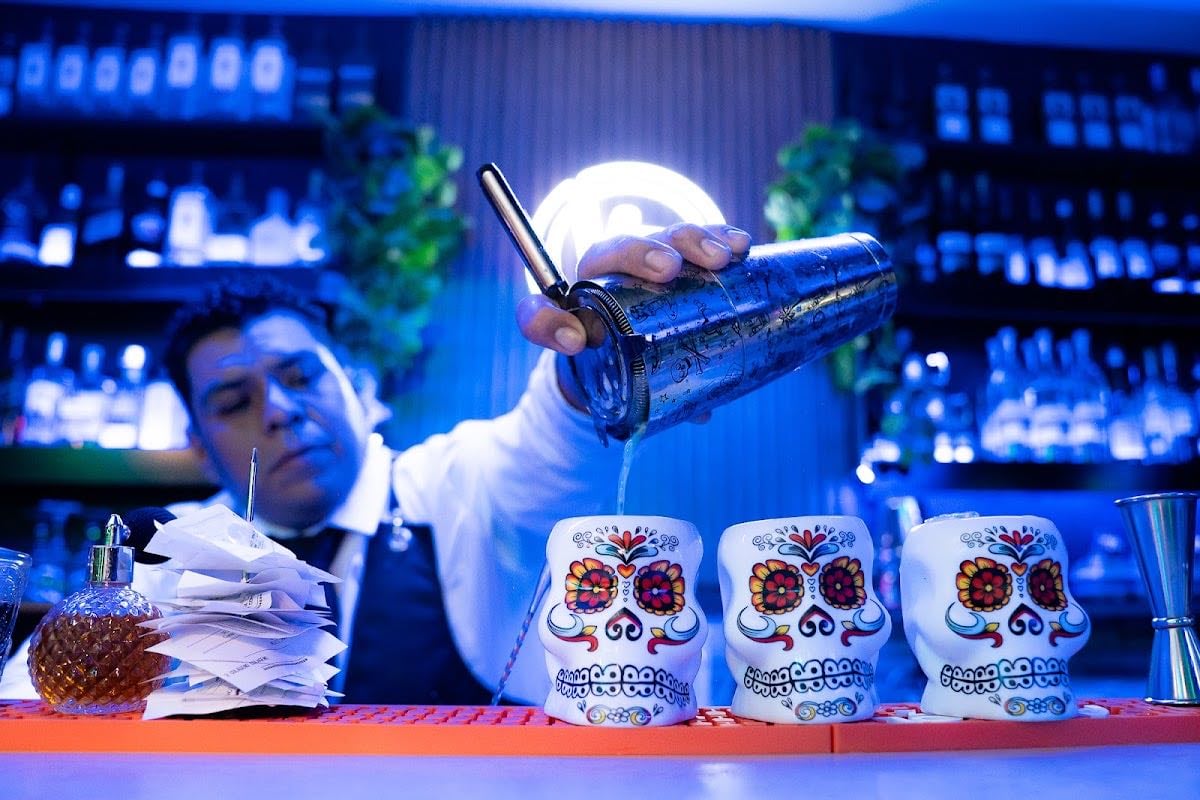 VIRINGOS BAR&EATERY