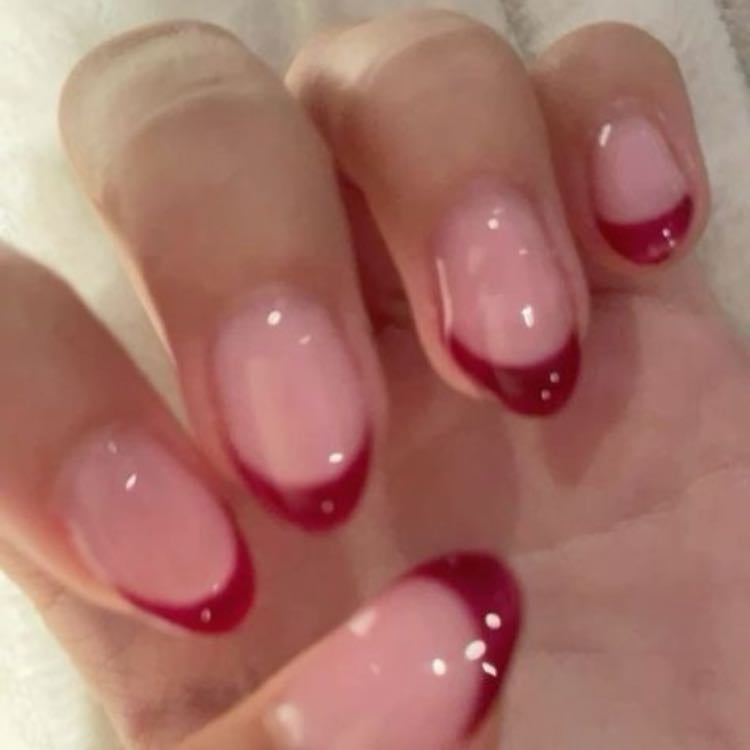 Uñas rojas pequeñas estilo francesas - Se ven súper elegantes y bonitas y cómodas