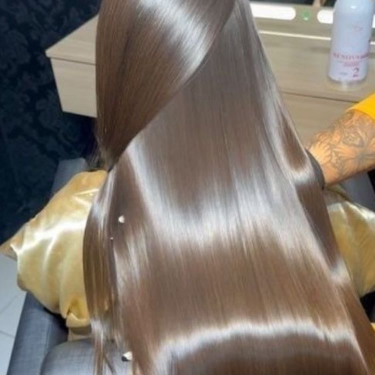Si quieres que tรบ cabello estรฉ igual que la foto lo mejor es un alisado permanente