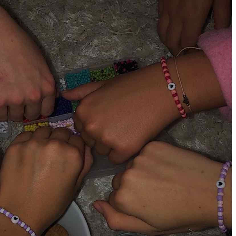 make friendship bracelets πΏ