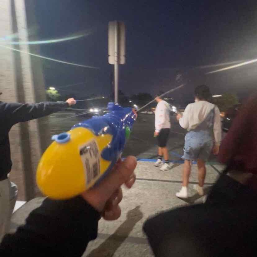 have a water fight π«